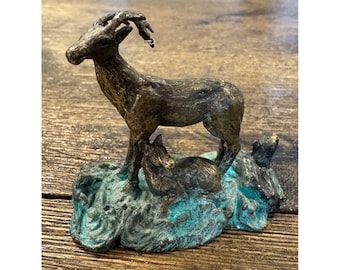 Figura vintage de bronce de cabra montés con cabrito y base con pátina verdigrís de 2,5 pulgadas.