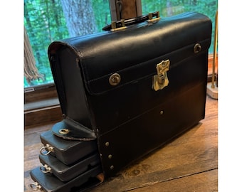 Vintage Leder-Tasche für medizinische Zwecke, Veterinärbereich, Messingbeschläge, Verschluss, 40er 50er Jahre