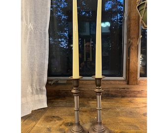 Set di 2 portacandele a cono vintage in metallo misto, ottone e cromo, stile metà secolo.