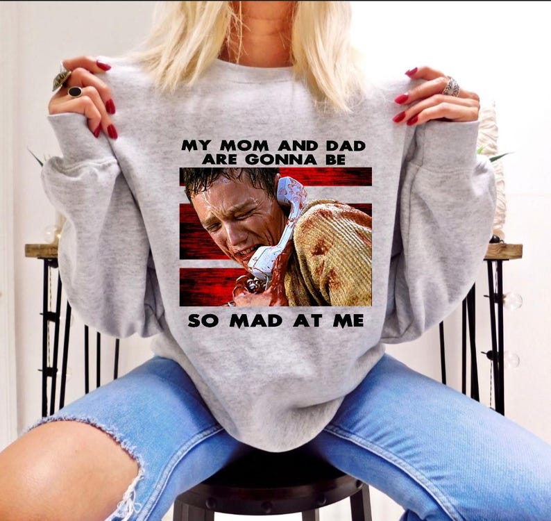Peut inclure: Sweat-shirt gris avec un graphique d'une personne au t&eacute;l&eacute;phone avec le texte "My mom and dad are gonna be so mad at me".