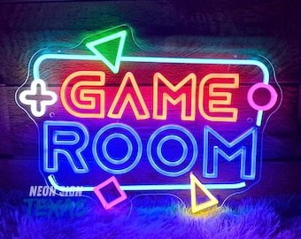 Puede incluir: Un letrero de neón con las palabras "GAME ROOM" en un estilo retro colorido. El letrero está rodeado de formas geométricas de varios colores, incluyendo verde, rosa, amarillo y azul.
