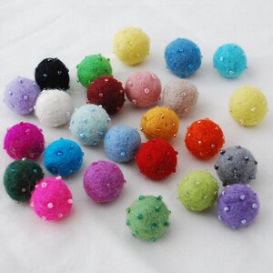 Handgemaakte wolvilt pom-poms met kralen - 2 cm - 25 verschillende kleuren