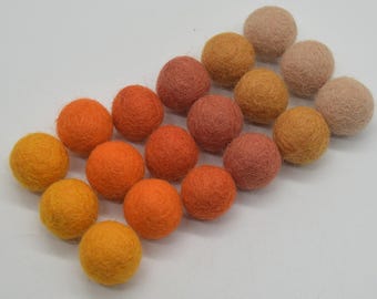 Handgetöpferte Filzpompons in Orangetönen (2 cm)