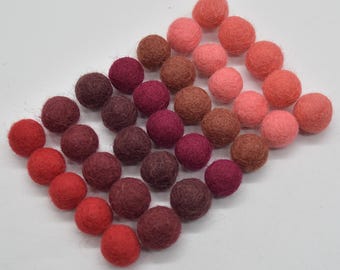 Handgetöpferte Wollfilzpom-poms: Rottöne (1.5 cm)
