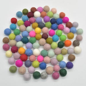 2 cm / 20 mm - 100 verschillende kleuren 100% wolvilt pom-poms / kralen