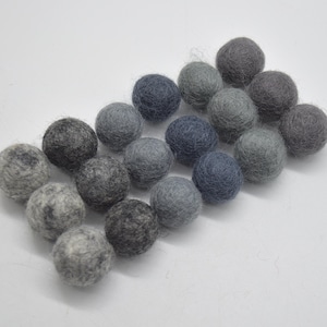 Vilten pompons van 2 cm - grijze tinten - kies uit 20 of 100 vilten pompons