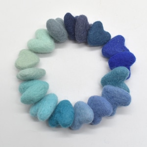 Verschiedene Herzen aus 100% Wollfilz - 16 Count - Ca. 3 cm - Blaue Farbtöne