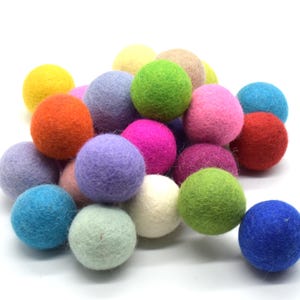 Vilten pom-poms van 4 cm - 30 counts - lichte en heldere kleuren