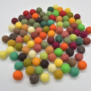 100% Wollfilz Pompons - 100 Count - 2 cm - Verschiedene Herbst Waldfarben