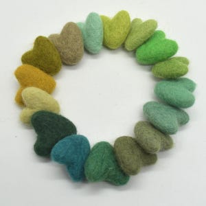 Verschiedene Herzen aus 100% Wollfilz - 16 Count - Ca. 3 cm - Grüne Farbtöne