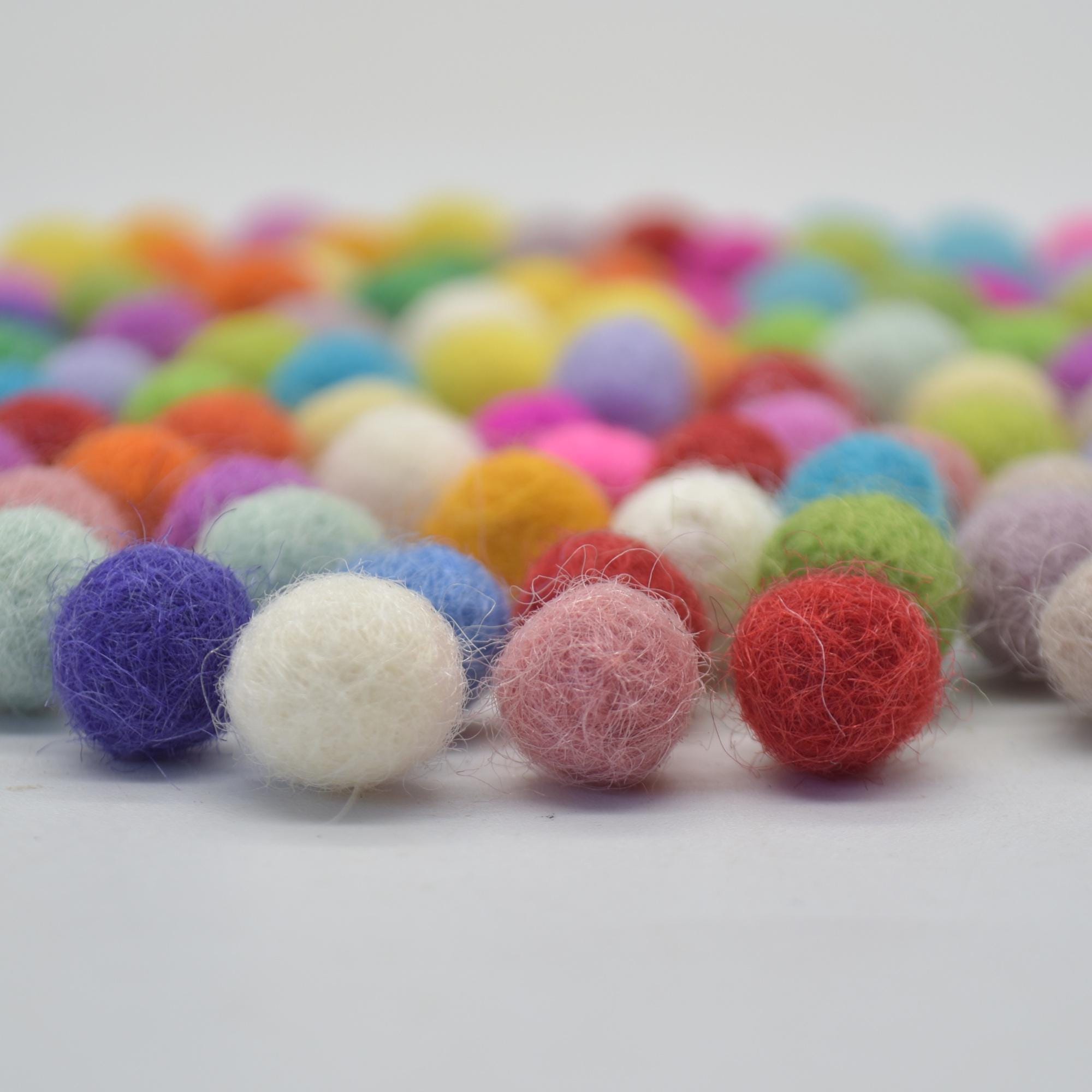 Pompon In Feltro Da 2 Cm X 5 Colori Misti. Lana. Colorati. Multicolore. Perline Fai Da Te Per Bambini. Materiali. - Italia