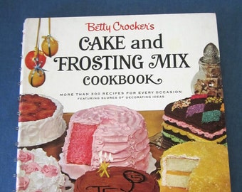 LIBRO DE COCINA DE BETTY CROCKER'S Cake and Frosting Mix 1.ª edición, 1.ª impresión Tapa dura 1966 Encuadernación en espiral de alambre