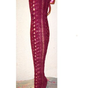 Pode incluir: Meias de crochet cor de vinho até a coxa com um laço de fita rosa no topo.