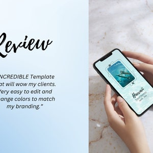 K&ouml;nnte beinhalten: Ein Handy-Mockup, das eine Reise-Reiseplanvorlage mit einem Foto einer Person zeigt, die im Meer surft. Die Vorlage tr&auml;gt den Titel "Hawaii" und enth&auml;lt den Text "Trend-Reiseplan April-Mai".