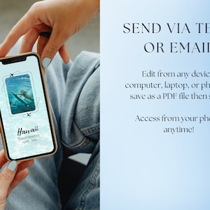 K&ouml;nnte beinhalten: Ein Smartphone zeigt einen Reiseplan f&uuml;r Hawaii mit einem Foto einer Person, die im Meer surft. Der Text auf dem Bildschirm lautet "Hawaii Travel Itinerary April-May". Das Telefon wird von einer Hand gehalten. Der Text auf der rechten Seite des Bildes lautet "SEND VIA TEXT OR EMAIL Edit from any device: computer, laptop, or phone & save as a PDF file then send. Access from your phone anytime!"