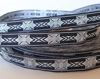 MAJORDOMO, narrow Jacquard trim in ivory grey, antique silver on black. Sold by the yard. 5/8 inch wide. 2091-D Geometric trim