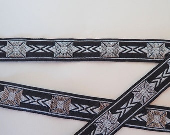 MAJORDOMO, narrow Jacquard trim in ivory grey, antique silver on black. Sold by the yard. 5/8 inch wide. 2091-D Geometric trim