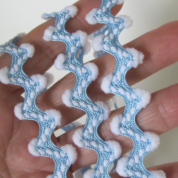 FLOCON DE NEIGE RIC RAC Réversible, blanc sur bleu clair. Vendu par mètre. 5/8 pouces de large. 850-414-01 Décoration thème hiver, flocons de neige, zigzag