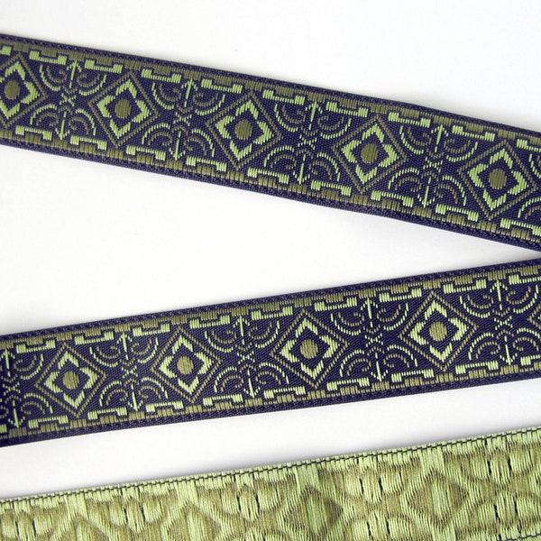 Bordure étroite en jacquard BRONZE AGE en vert olive et vert sauge sur noir. Vendu par cour. 5/8 pouces de large. 582-B Garniture géométrique
