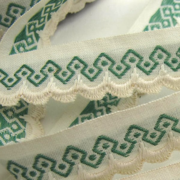 SCALLOP EDGE GEOMETRIC vintage edge lace in green on off white. 3/4 inch wide. Old fashioned French farmhouse, provincial trim.  v1820-b