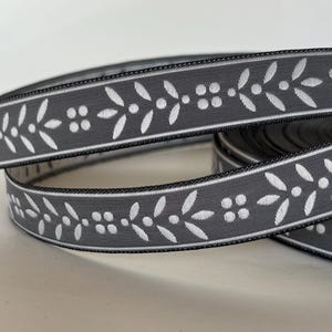 HOJA BORDADA Ribete de jacquard en blanco roto sobre gris. 3/4 de pulgada de ancho. Se vende cortado a medida. 4293-B Guirnalda clásica de hojas