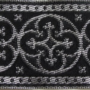 BYZANTIJNSE jacquardrand in antiekzilver metallic op zwart. Op maat gesneden verkocht. 1 5/8 inch breed. 958-A Fijne brokaatafwerking