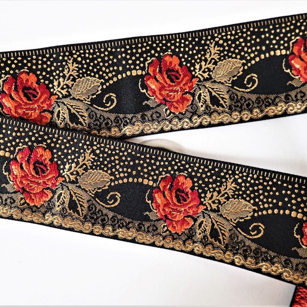 ROSE ROUGE Garniture jacquard en or rouge sur fond noir. Vendu par mètre. 1 7/8 po. de large. 2091-A. Steampunk, punk diesel. gothique