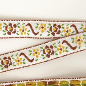 Cinta jacquard con motivos bávaros de ROSAS y MARGARITAS, amarilla, marrón, verde sobre blanco roto. Se vende cortada a medida. 1/2 pulgada de ancho. 2077-A, cinta floral angosta