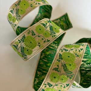 KIMONO KIKU Fiori con finiture jacquard verde mela, verde smeraldo su fondo oro. Venduto tagliato a misura. Larghezza 1 5/8 pollici.  2024-A Finitura metallica, oro