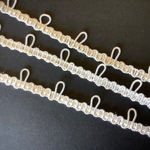 KNOPF LOOP leuchtend WEISS elastisches Zopfband. Meterware. 1/2 Zoll breit. 850-450A. Schlaufe dehnbares Randgeflecht