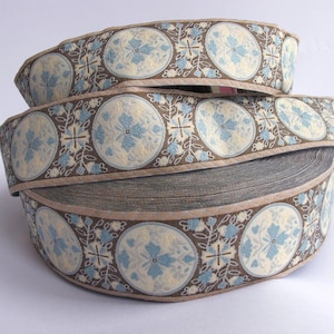 MARIE ANTOINETTE. Passamaneria jacquard color acquamarina, beige chiaro su bianco sporco, con bordi beige. Venduto al metro. Larghezza 1 1/2 pollice. 319-A. Stile provinciale francese.