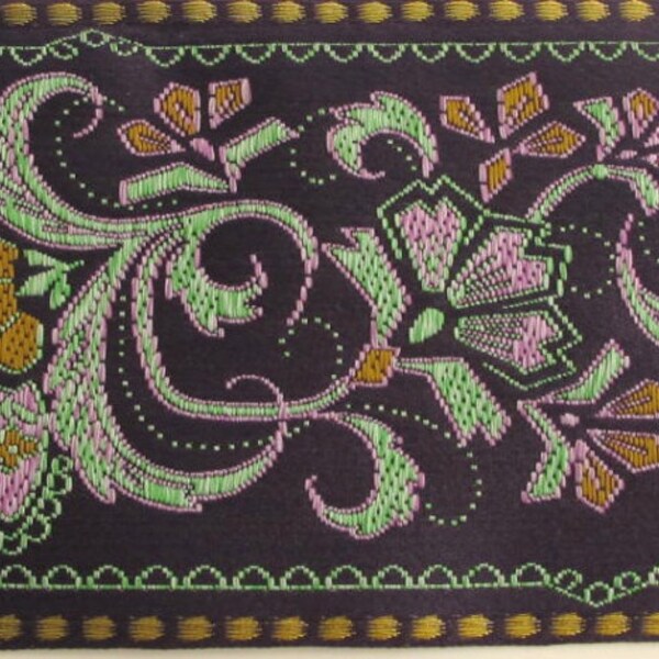 BORDURE FLORALE DE SARI Liseré jacquard en vert, mauve, moutarde, or, sur violet foncé. Vendu par mètre. 2 1/4 pouces de large. 976-F. bordure en brocart