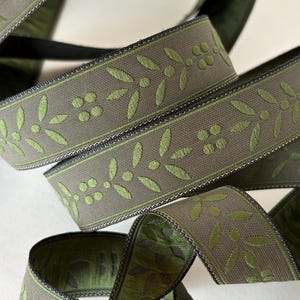 HOJA BORDADA Ribete de jacquard en verde sobre gris. 3/4 de pulgada de ancho. Se vende cortado a medida. 4293-A Guirnalda clásica de hojas
