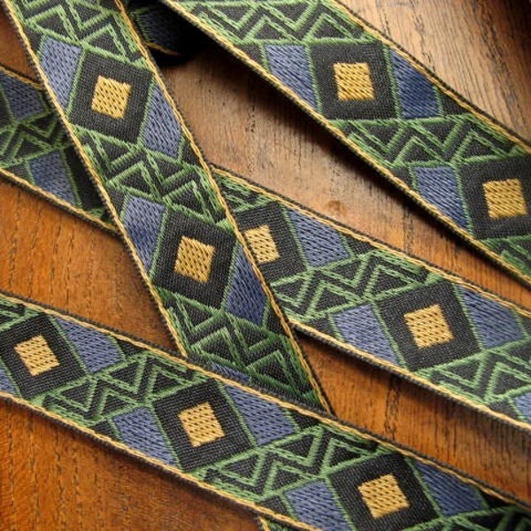 Pièces de finition WARLORD prédécoupées en jacquard de longueurs impaires en moutarde, bleu, vert olive, sur fond noir. 3/4 po. de large.851-B. Une bordure géométrique, des restes