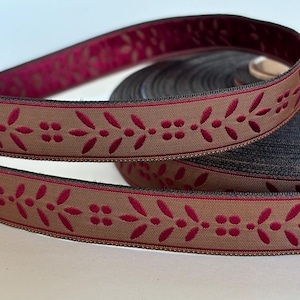 FEUILLE BRODÉE Garniture Jacquard rouge bordeaux foncé sur bronze. 3/4 pouce de large. Vendu par mètre. 4293-C Guirlande de feuilles classique