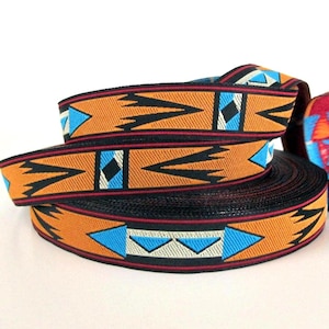 Adorno de Jacquard APACHE de ancho medio en turquesa, blanco, marrón óxido y negro. Se vende cortado a medida. Ancho de 1,9 cm. Adorno de estilo nativo 2013-A.