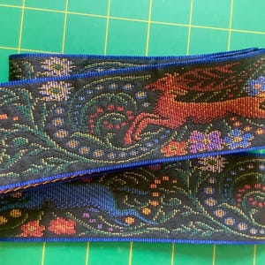 Korte voorgesneden stukken STAG en BLUE WOLF Jacquard wandtapijtband in brons, blauw, paars, geel op zwart. Marineblauwe randen. 2 1/4 inch breed. 2093-A.