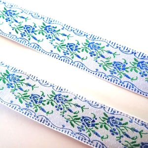 Florale französische Jacquardborte im LOUIS XV-Stil in blau, grün auf weiß. Meterware. 2,5cm breit. V2111-A. Vintage Blumenbesatz
