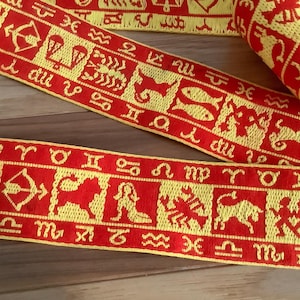 ZODIAQUE ASTROLOGIQUE, large bordure Jacquard. Rouge et jaune. 1 3/4 pouce de large. 4001-A, cerclage brodé, taureau, vierge, scorpion, sagittaire