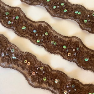 BRAUN Elastische Spitze mit IRIS SEQUINS und Perlen. Meterware. 3 cm breit. 142-85. Bestickte Spitze