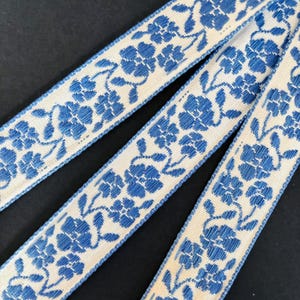 Zuschnittteile MONOCHROME BLUMEN Jacquard Borte, in Kornblumenblau auf weiß. Blaue Ränder. 2,5cm breit. V693-D. Bayrisch, skandinavische Borte