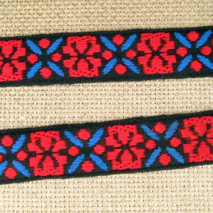 ISLANDESE, bordo jacquard di media larghezza in rosso, blu su nero. Venduto tagliato su misura. Larghezza 2,1 cm. 2082(B)-C. Bordo bavarese, scandinavo.