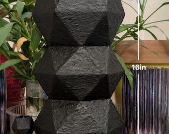 Vaso grande geométrico facetado empilhado - Escultura moderna impressa em 3D com textura de pedra preta de 40 cm