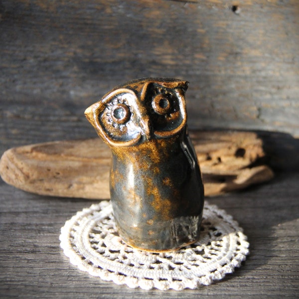 Petite figurine précieuse Hibou en céramique en terre cuite - pièce unique par FannyD