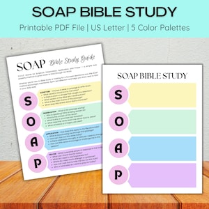 Op de afbeelding: Twee afdrukbare SOAP Bijbelstudiegidsen. De gidsen zijn wit met pastelkleurblokken en de tekst "SOAP Bible Study". De gids aan de linkerkant heeft de tekst "SOAP Bible Study Guide". De gidsen staan op een houten oppervlak.