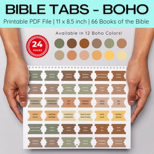 Könnte beinhalten: Druckbare Bibelsteifen in 12 Boho-Farben. Die Steifen sind für eine Standard-Bibel im Format 11 x 8,5 Zoll konzipiert. Das Bild zeigt einen Satz von 66 Steifen mit den Namen der Bücher der Bibel darauf gedruckt. Die Steifen sind in einer Vielzahl von erdigen Tönen gehalten, darunter Braun, Beige und Grün.