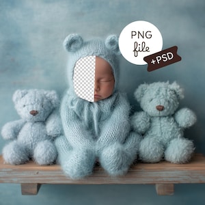 Puede incluir: Un bebé con un disfraz de oso azul claro está sentado entre dos osos de peluche a juego en una estantería de madera. El fondo es azul suave. Un círculo blanco con "PNG file" y una pancarta marrón con "+PSD" están en la imagen.