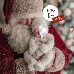 Pode incluir: Papai Noel segurando um bebê dormindo vestido com um conjunto de malha branco com gorro e botinhas combinando. Papai Noel está vestindo um terno e chapéu de veludo vermelho com acabamento em pele branca. A imagem inclui o texto "PNG file + PSD".