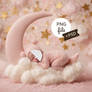 Op de afbeelding: Een pasgeboren baby in een roze gebreide outfit en muts, vredig slapend op een zachte witte wolk. De baby rust op een roze maansikkel rekwisiet. De achtergrond heeft gouden sterren en zachte roze wolken.