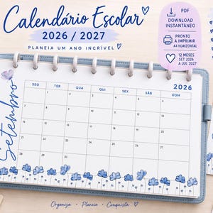 Pode incluir: Um calendário escolar 2026-2027 num dossier azul claro. As páginas apresentam um esquema de grelha mensal com ilustrações florais azuis na parte inferior, o nome do mês em letra cursiva azul e o texto Calendário Escolar 2026 / 2027.